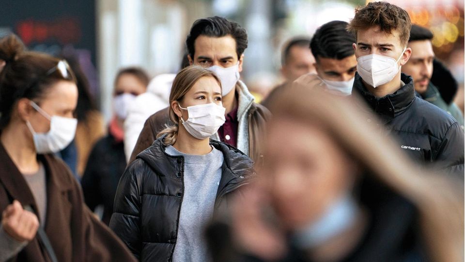 Maskenpflicht auch unter freiem Himmel: Wie hier auf dem Kurfürstendamm in Berlin müssen auf vielen Einkaufsstraßen auch außerhalb der Läden Mund und Nase bedeckt werden