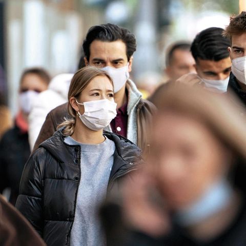 Maskenpflicht auch unter freiem Himmel: Wie hier auf dem Kurfürstendamm in Berlin müssen auf vielen Einkaufsstraßen auch außerhalb der Läden Mund und Nase bedeckt werden