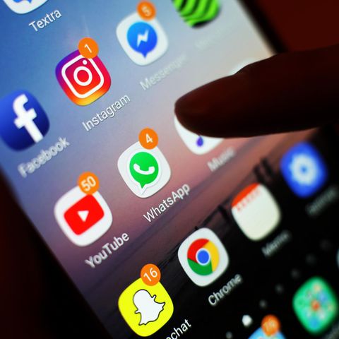 Ein Blick auf ein Smartphone mit verschiedenen Social Media Apps - WhatsApp-Status löschen