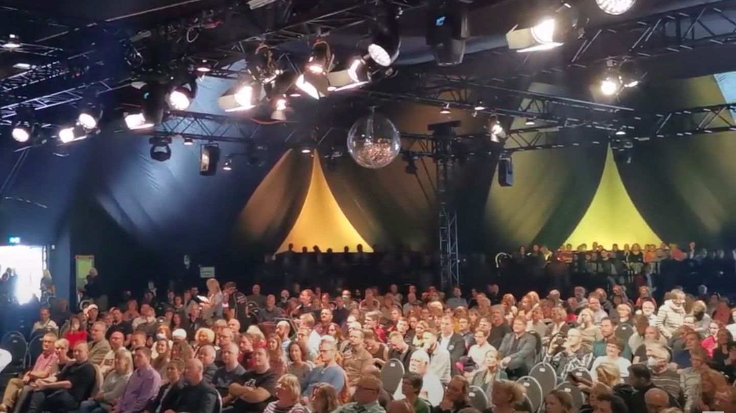 Voller Konzertsaal und Besucher ohne Masken bei Jazzkonzert in Dresden.