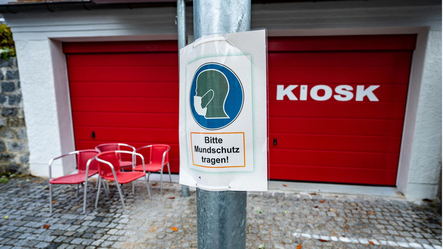 Ein Hinweisschild mit der Aufschrift: "Bitte Mundschutz tragen!"
