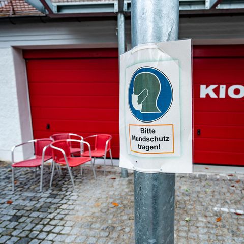 Ein Hinweisschild mit der Aufschrift: "Bitte Mundschutz tragen!"