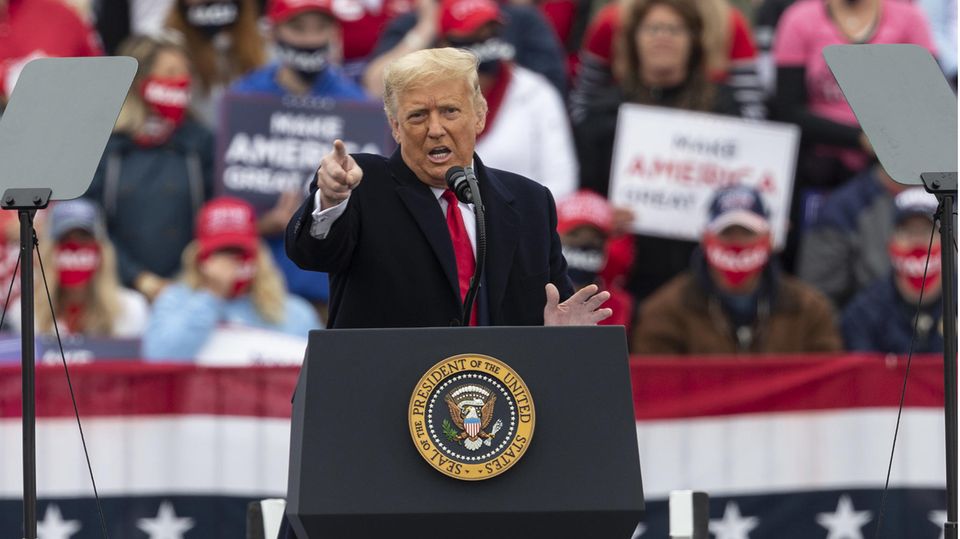 Präsident Donald Trump spricht zu seinen Unterstützern während der "Make America Great Again Victory Rally" am Flughafen in Lancaster.