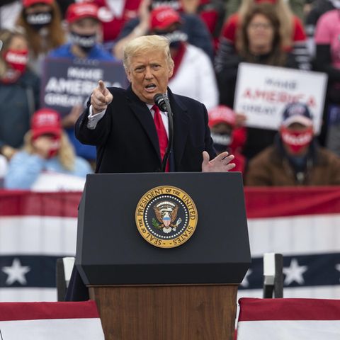 Präsident Donald Trump spricht zu seinen Unterstützern während der "Make America Great Again Victory Rally" am Flughafen in Lancaster.