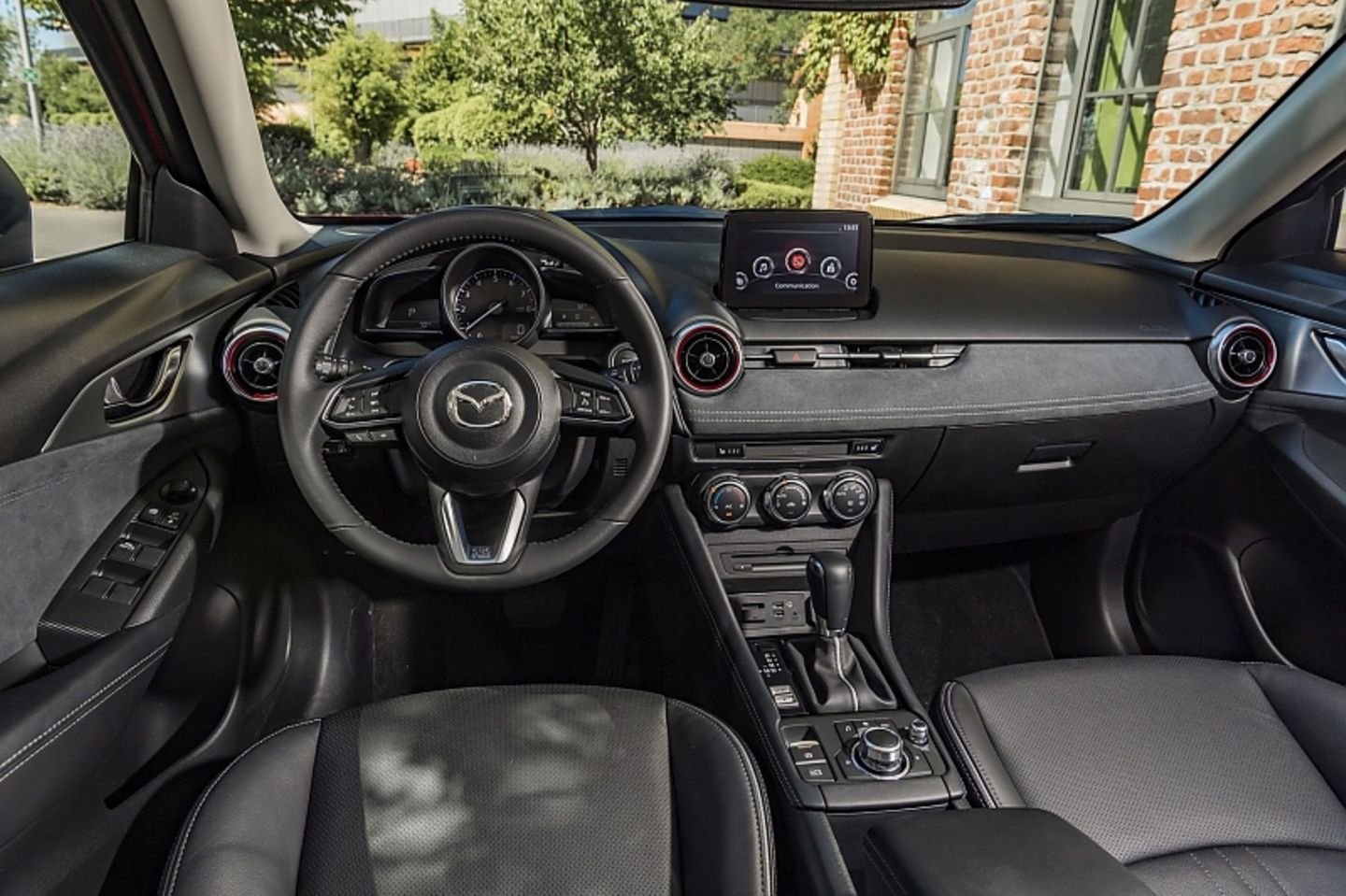 Das Cockpit ist nach wie vor eher nüchtern