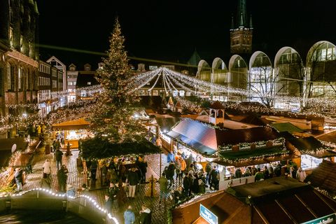 Der Lübecker Weihnachtsmarkt ist auf dem Marktplatz neben dem Rathaus zu sehen (Archivfoto)