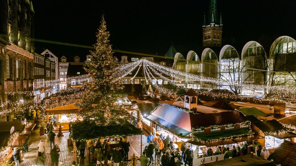 Der Lübecker Weihnachtsmarkt ist auf dem Marktplatz neben dem Rathaus zu sehen (Archivfoto)