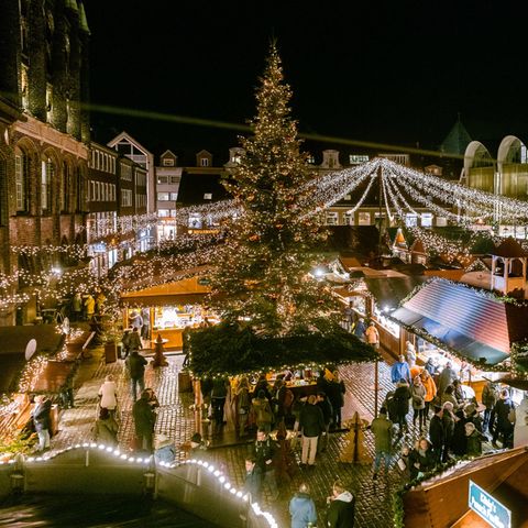 Der Lübecker Weihnachtsmarkt ist auf dem Marktplatz neben dem Rathaus zu sehen (Archivfoto)