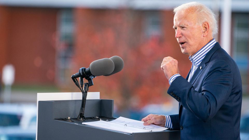 Joe Biden spricht während seiner Wahlkampftour in Dallas, Pennsylvania.