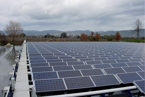 Hier wurde ein Wasserpeicher in Klaifornien mit Solarmodulen bedeckt.