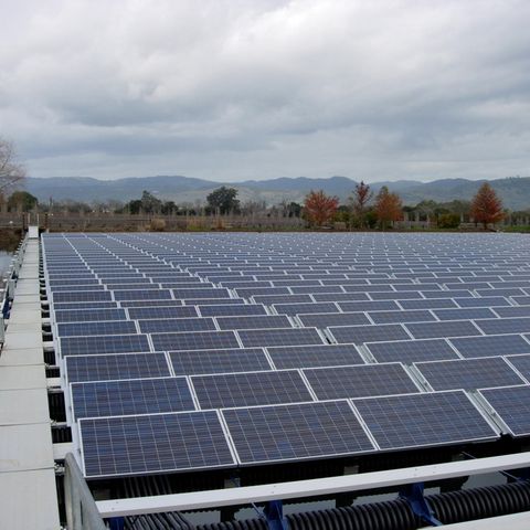 Hier wurde ein Wasserpeicher in Klaifornien mit Solarmodulen bedeckt.