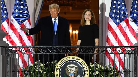 Donald Trump und Amy Coney Barrett vor US-Flaggen auf dem Balken des Weißen Hauses