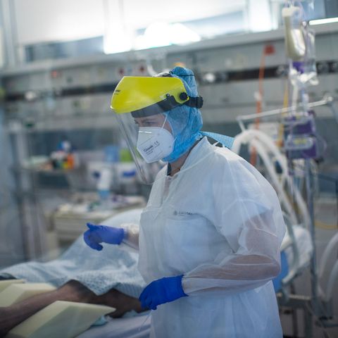 Medizinisches Personal auf der Intensivstation für Corona-Patienten im CHR-Krankenhaus Citadelle in Lüttich
