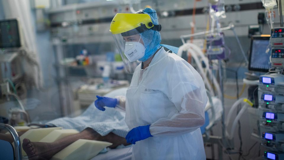 Medizinisches Personal auf der Intensivstation für Corona-Patienten im CHR-Krankenhaus Citadelle in Lüttich