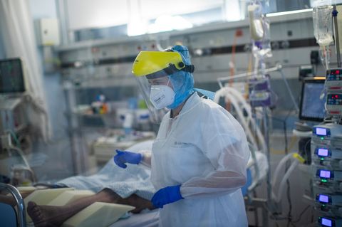 Medizinisches Personal auf der Intensivstation für Corona-Patienten im CHR-Krankenhaus Citadelle in Lüttich