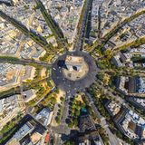 Paris, Frankreich: Arc de Triomphe   Der Triumphbogen von Paris wurde nach dem Sieg in der Schlacht von Austerlitz von Napoleon in Auftrag gegeben, aber erst 1836, also bereits nach seinem Tod, eingeweiht. Er steht mitten auf der ehemaligen Place de l’Étoile – und von wo aus konnte man besser erkennen, woher der "Sternplatz" seinen Namen hatte, als aus der Luft?