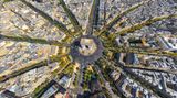 Paris, Frankreich: Arc de Triomphe   Der Triumphbogen von Paris wurde nach dem Sieg in der Schlacht von Austerlitz von Napoleon in Auftrag gegeben, aber erst 1836, also bereits nach seinem Tod, eingeweiht. Er steht mitten auf der ehemaligen Place de l’Étoile – und von wo aus konnte man besser erkennen, woher der "Sternplatz" seinen Namen hatte, als aus der Luft?