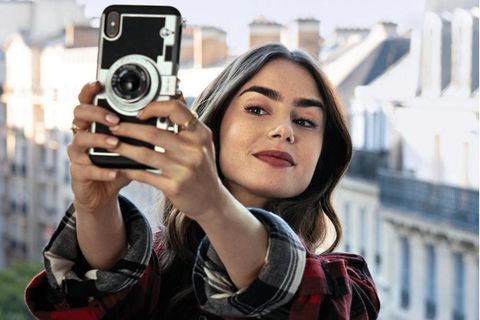 Mehr als nur ­Selfie-Getue: Lily Collins (die  Tochter von Phil  Collins) als Emily