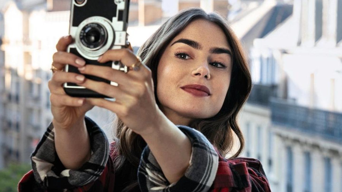 Emily in Paris Mehr als nur Selfie-Getue: Lily Collins (die
Tochter von Phil
Collins) als Emily