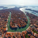 Italien, Venedig: Canal Grande   Die wichtigste Wasserstraße Venedigs schlängelt sich durch das historische Zentrum der Stadt, sie ist von über 200 prächtigen Adelspalästen gesäumt. Die großen Kreuzfahrtschiffe dürfen den Canal Grande nicht befahren.