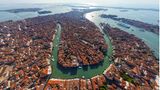 Italien, Venedig: Canal Grande   Die wichtigste Wasserstraße Venedigs schlängelt sich durch das historische Zentrum der Stadt, sie ist von über 200 prächtigen Adelspalästen gesäumt. Die großen Kreuzfahrtschiffe dürfen den Canal Grande nicht befahren.