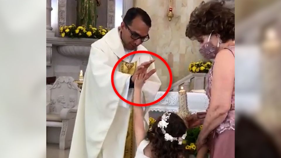 Pfarrer will Segen verteilen – kleines Mädchen gibt ihm ein High Five