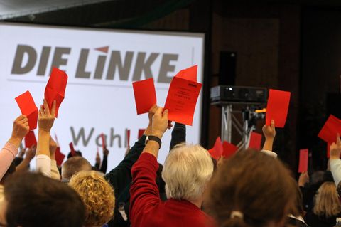 Delegierte stimmen auf einem Parteitag der Linken ab (Archivfoto)