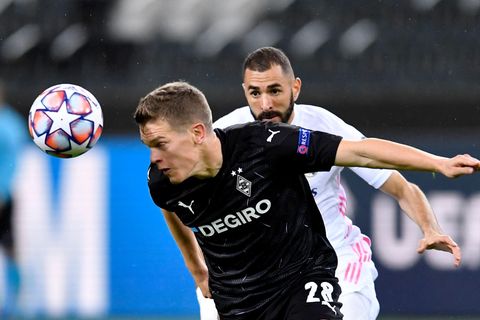 Hier hat Gladbachs Matthias Ginter (l.) noch die Nase vorn. Doch am am Ende macht Karim Benzema (r.) noch ein Tor für Real Madrid 