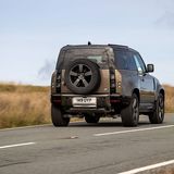 Aufgrund der Luftfederung ist der Defender auch mit dem kurzen Radstand komfortabel