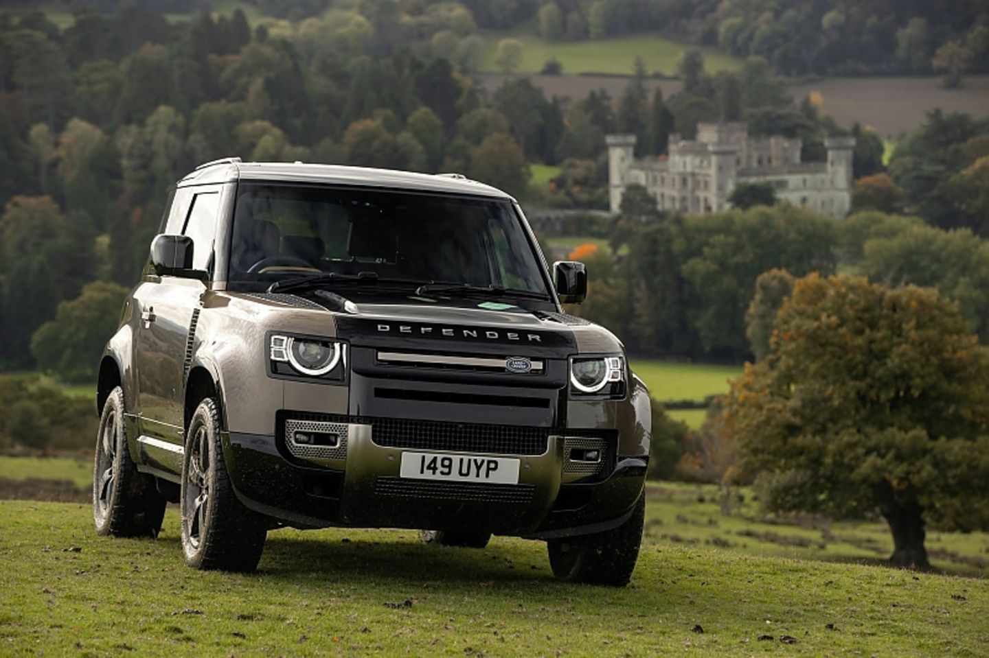 Der Land Rover Defender 90 X P400 kostet mindestens 93.384,87 Euro