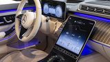 Schicker Arbeitsplatz mit einem zentralen 12,8 Zoll Display