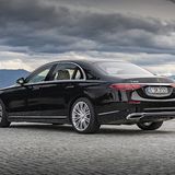 Die Mercedes S-Klasse hat eine Hinterachslenkung, die die Räder bis zu einem Winkel von zehn Grad einschlagen kann