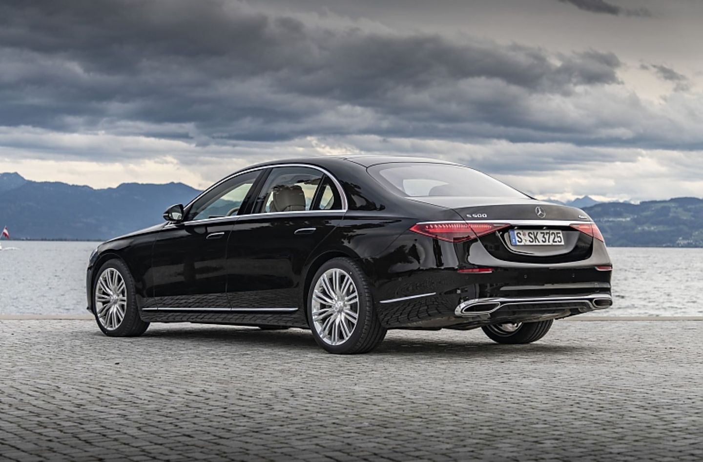 Die Mercedes S-Klasse hat eine Hinterachslenkung, die die Räder bis zu einem Winkel von zehn Grad einschlagen kann