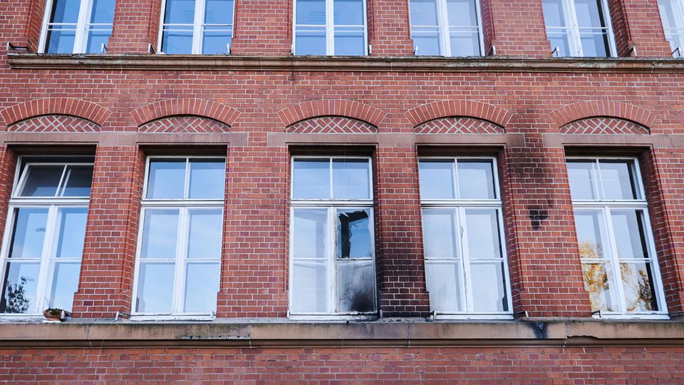 Eine zerbrochene Fensterscheibe und Rußspuren sind am Gebäude des Robert Koch-Instituts in der General-Pape-Straße zu sehen