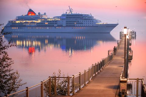 Das Kreuzfahrtschiff "Europa" passiert an einm frühen Morgen die Seebrücke in Wismar in der Ostsee (Symbolbild)