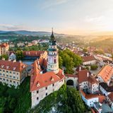 Tschechien, Český Krumlov: Burg und Schloss  Das gesamte Gebäudeensemble wird vom Schlossturm überragt, der das bedeutendste Wahrzeichen Český Krumlovs ist. Im Hintergrund ist die böhmische Landschaft mit der Moldau zu sehen.
