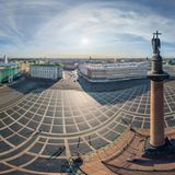 Russland, Sankt Petersburg: Schlossplatz   Das Gebäudeensemble am wichtigsten Platz der Stadt beherbergt die Eremitage von Sankt Petersburg. Sie ist eine der bedeutendsten Kunstsammlungen weltweit. Die eigentlichen Eremitage-Gebäude und der Winterpalast – links im Bild – zählen zum Weltkulturerbe der Unesco. Das Zentrum des Platzes markiert die 47,5 Meter hohe Alexandersäule.