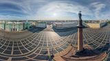 Russland, Sankt Petersburg: Schlossplatz   Das Gebäudeensemble am wichtigsten Platz der Stadt beherbergt die Eremitage von Sankt Petersburg. Sie ist eine der bedeutendsten Kunstsammlungen weltweit. Die eigentlichen Eremitage-Gebäude und der Winterpalast – links im Bild – zählen zum Weltkulturerbe der Unesco. Das Zentrum des Platzes markiert die 47,5 Meter hohe Alexandersäule.