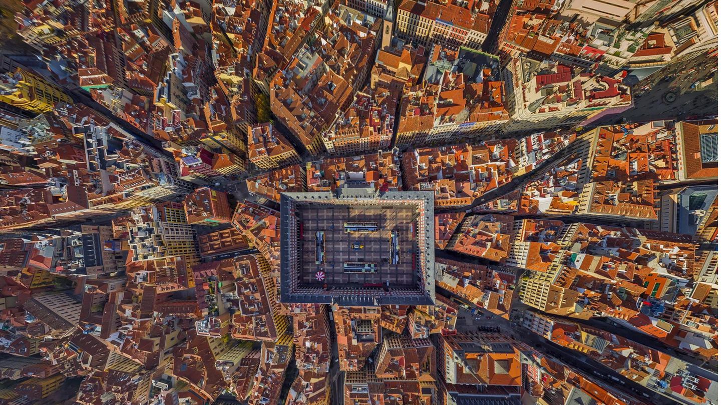 AirPano: Spanien, Madrid: Plaza Mayor Bereits im 15. Jahrhundert gab es an dieser Stelle in Madrid einen Hauptplatz. Obwohl seine Gestaltung im Lauf der Zeit mehrfach verändert wurde – nicht zuletzt, weil wiederholt Brände angrenzende Gebäude zerstört hatten –, war und ist der Platz ein Zentrum des öffentlichen Lebens. Spanien, Madrid: Plaza Mayor Bereits im 15. Jahrhundert gab es an dieser Stelle in Madrid einen Hauptplatz. Obwohl seine Gestaltung im Lauf der Zeit mehrfach verändert wurde – nicht zuletzt, weil wiederholt Brände angrenzende Gebäude zerstört hatten –, war und ist der Platz ein Zentrum des öffentlichen Lebens.