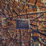 Spanien, Madrid: Plaza Mayor  Bereits im 15. Jahrhundert gab es an dieser Stelle in Madrid einen Hauptplatz. Obwohl seine Gestaltung im Lauf der Zeit mehrfach verändert wurde – nicht zuletzt, weil wiederholt Brände angrenzende Gebäude zerstört hatten –, war und ist der Platz ein Zentrum des öffentlichen Lebens.