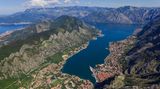 Montenegro: Bucht von Kotor   Die gerne benutzte Bezeichnung "südlichster Fjord Europas" entspricht nicht den geologischen Gegebenheiten, doch aus der Luft betrachtet erinnert diese Landschaft tatsachlich an die zerklüftete norwegische Küste.
