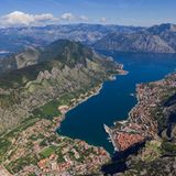 Montenegro: Bucht von Kotor   Die gerne benutzte Bezeichnung "südlichster Fjord Europas" entspricht nicht den geologischen Gegebenheiten, doch aus der Luft betrachtet erinnert diese Landschaft tatsachlich an die zerklüftete norwegische Küste.