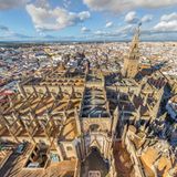 Spanien, Sevilla: Kathedrale Santa Maria del Sede   Die Puerta de San Cristobal, das "Tor des heiligen Christopherus", ist einer der wichtigsten Seiteneingänge zur Kathedrale. Erst nach Durchquerung von drei Seitenschiffen erreicht man von hier aus das Hauptschiff der Kathedrale, die über fünf Schiffe verfügt. Die Grundstruktur der Säulenhalle der Großen Moschee, die zuvor hier stand, ist am Grundriss noch erkennbar.
