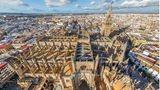 Spanien, Sevilla: Kathedrale Santa Maria del Sede   Die Puerta de San Cristobal, das "Tor des heiligen Christopherus", ist einer der wichtigsten Seiteneingänge zur Kathedrale. Erst nach Durchquerung von drei Seitenschiffen erreicht man von hier aus das Hauptschiff der Kathedrale, die über fünf Schiffe verfügt. Die Grundstruktur der Säulenhalle der Großen Moschee, die zuvor hier stand, ist am Grundriss noch erkennbar.
