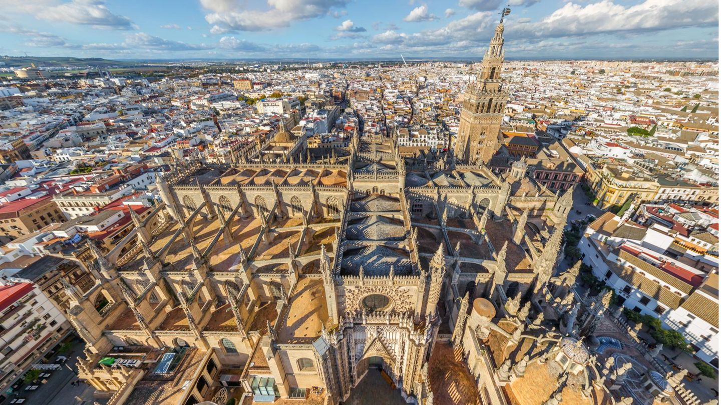Spanien, Sevilla: Kathedrale Santa Maria del Sede   Die Puerta de San Cristobal, das "Tor des heiligen Christopherus", ist einer der wichtigsten Seiteneingänge zur Kathedrale. Erst nach Durchquerung von drei Seitenschiffen erreicht man von hier aus das Hauptschiff der Kathedrale, die über fünf Schiffe verfügt. Die Grundstruktur der Säulenhalle der Großen Moschee, die zuvor hier stand, ist am Grundriss noch erkennbar.