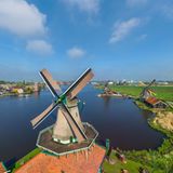 Niederlande, Zaanse Schans: Freilichtmuseum  Dieses Freilichtmuseum bietet fast alles, was wir mit Holland verbinden: eine Käserei, ein Holzschuhmuseum und Windmühlen – im Bild De Kat, die einzige Farbmühle der Welt, die heute noch in Betrieb ist.