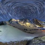 Georgien, Kaukasus: Panorama bei Nacht   Wo kann man perfektere Sternenstreifen fotografieren als in einer Naturlandschaft, deren Himmel von keinerlei künstlichen Lichtern verschmutzt ist? Eine Dauerbelichtung zeichnet die Bahnen der Sterne im Verlauf der Nacht auf. Das Resultat ist diese Aufnahme,  die die kaukasische Berglandschaft in einer magischen Beleuchtung zeigt-