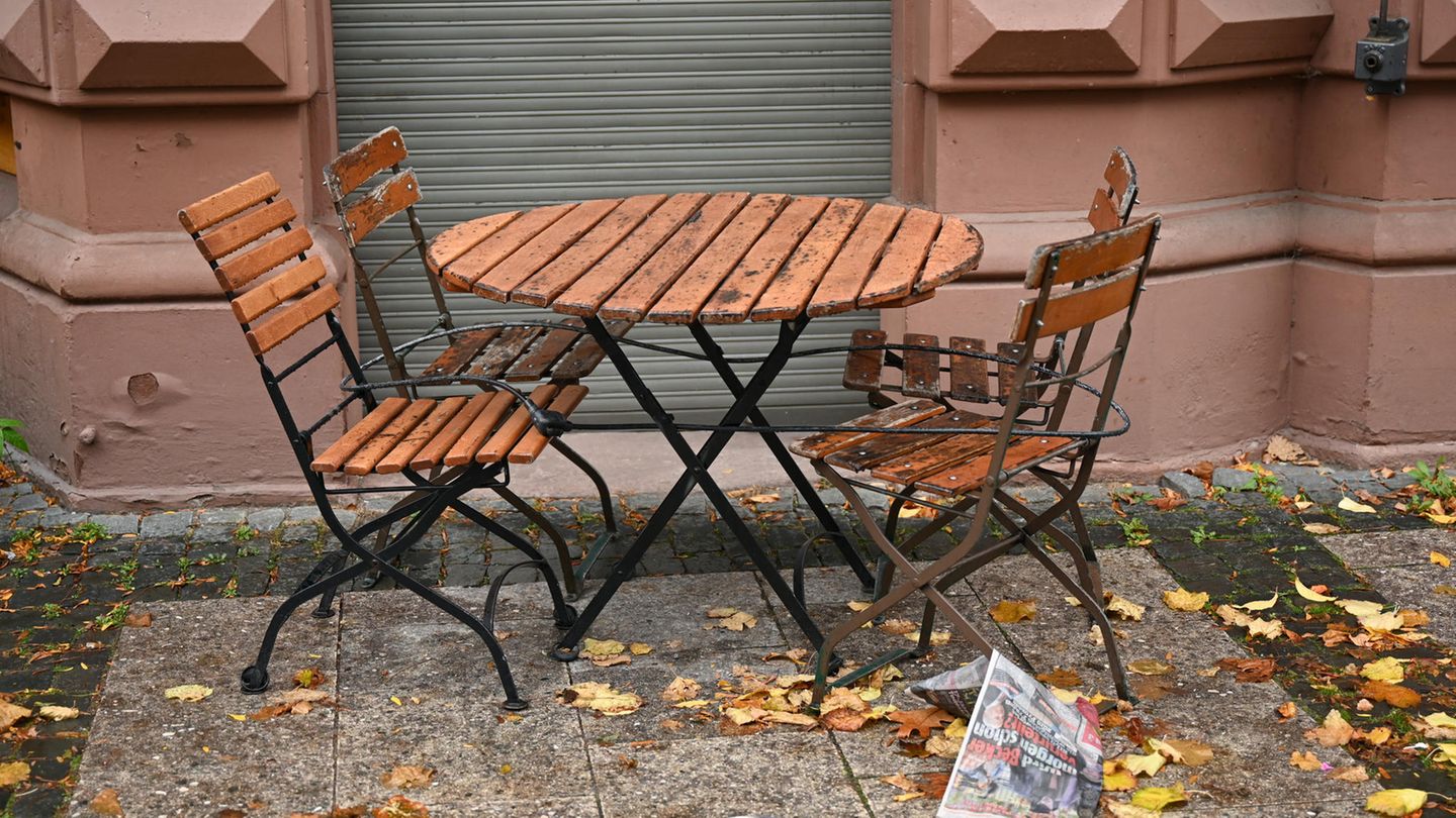 Coronavirus: Tisch und Stühle stehen auf der Frankfurter Zeil vor einem Cafe