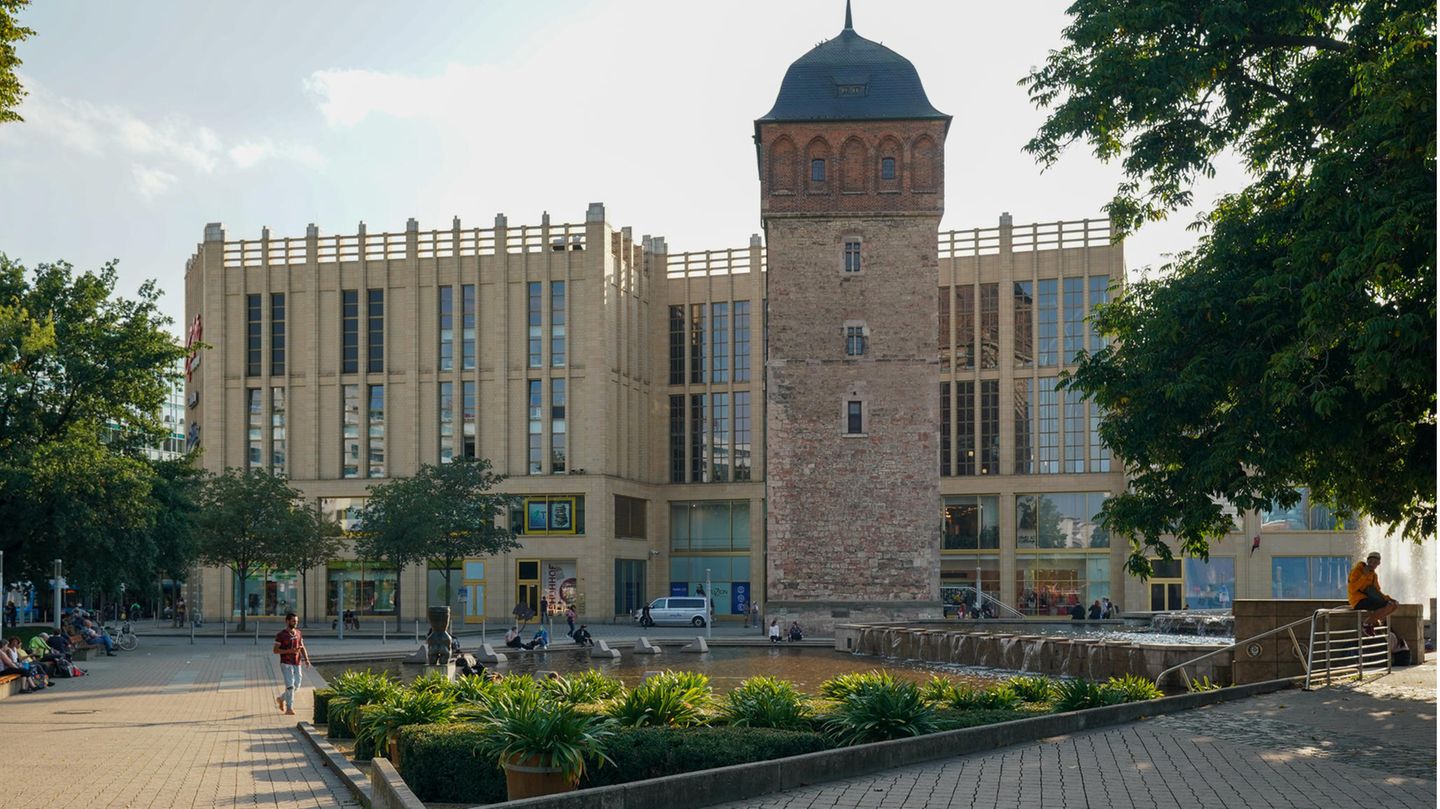 Chemnitz: Der Rote Turm vor der Galerie, ältestes erhaltene Bauwerk und Wahrzeichen der Stadt