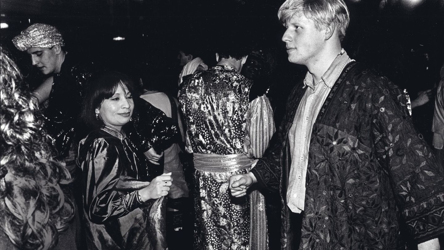 Boris Johnson, sultans Ball, Oxford Town Hall, 10 March 1986. Der junge Boris Johnson, schon damals unverkennbar, beim „Sultans Ball“ 1986 im Rathaus von Oxford